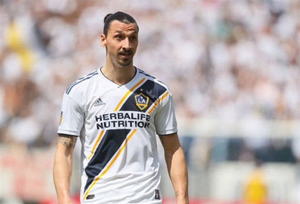 Ibra trông cực kỳ nhỏ bé khi đứng bên cạnh huyền thoại làng NBA - Bóng Đá