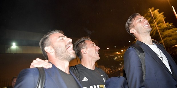 Buffon và đồng đội quẩy nhiệt tình cùng 300 'anh em' tại Turin - Bóng Đá