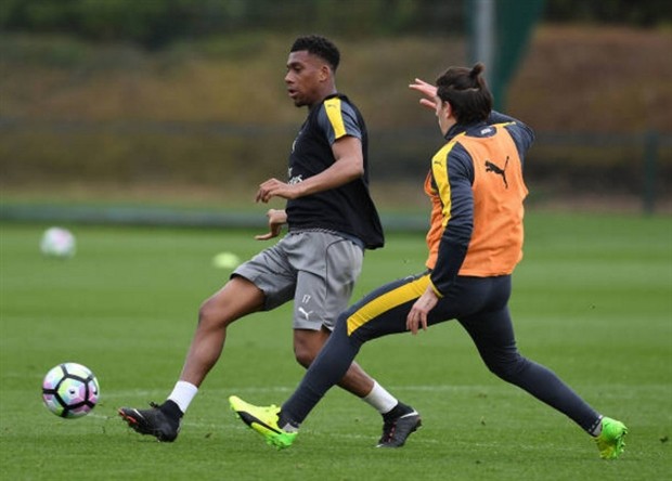 Bellerin và Iwobi đắm chìm trong thế giới 'Endless' - Bóng Đá