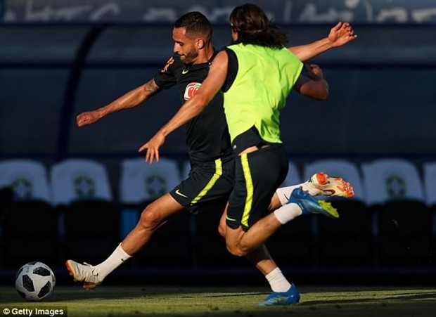 Song sát Ronaldo-Dybala cùng nhau 'quậy nát' sân tập Juventus  - Bóng Đá