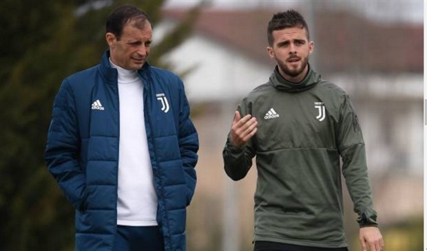 Dylaba trổ tài chỉ đạo trên sân tập của Juventus - Bóng Đá