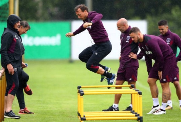 Joe Hart nỗ lực ghi điểm trên sân tập của West Ham - Bóng Đá