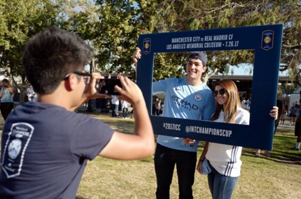 Fan treo bảng tìm Ronaldo trước giờ Real đại chiến Man City - Bóng Đá