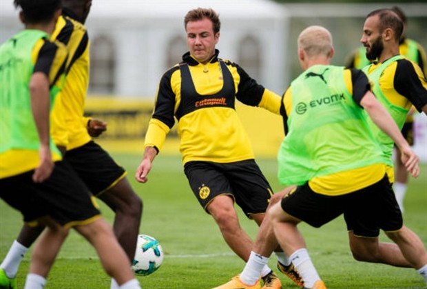 Chốt xong tương lai, Aubameyang tươi cười chào NHM Dortmund - Bóng Đá