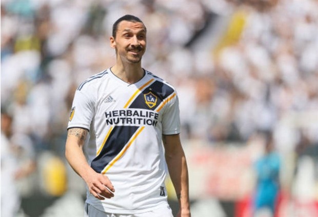 Ibra trông cực kỳ nhỏ bé khi đứng bên cạnh huyền thoại làng NBA - Bóng Đá