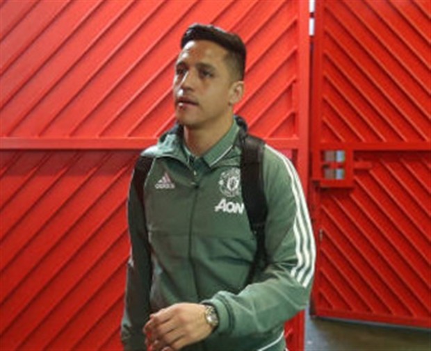 Fan nhí Man Utd múa bóng điệu nghệ trước Old Trafford - Bóng Đá