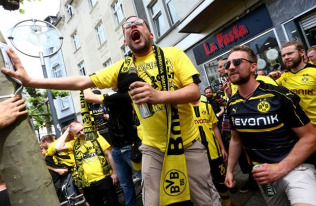 Mặc chấn thương, Reus vẫn tưng bừng đón cúp cùng Dortmund - Bóng Đá