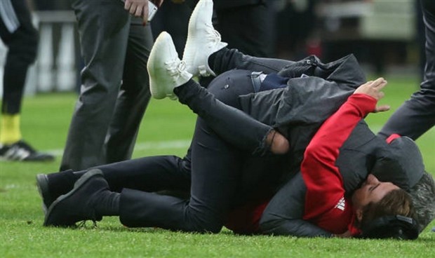 Man Utd vô địch, Mourinho ôm con khóc như mưa tại Stockholm - Bóng Đá