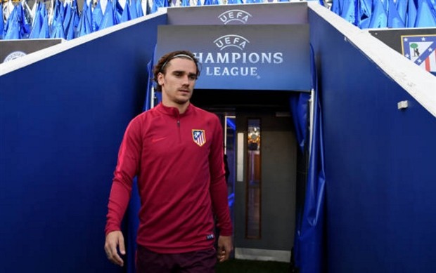 Griezmann cười không nổi khi đặt chân tới King Power - Bóng Đá