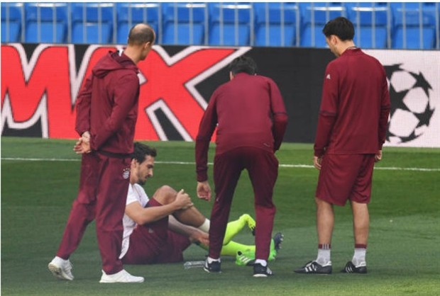 Mats Hummels ôm gối trên sân, Ancelotti lo ra mặt - Bóng Đá