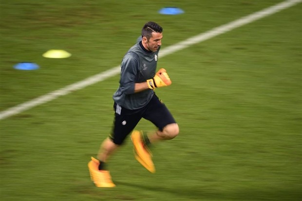 Buffon căng như dây đàn trong buổi tập cuối của Juventus - Bóng Đá