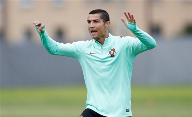 Ronaldo té lăn lộn trong buổi tập của Bồ Đào Nha - Bóng Đá