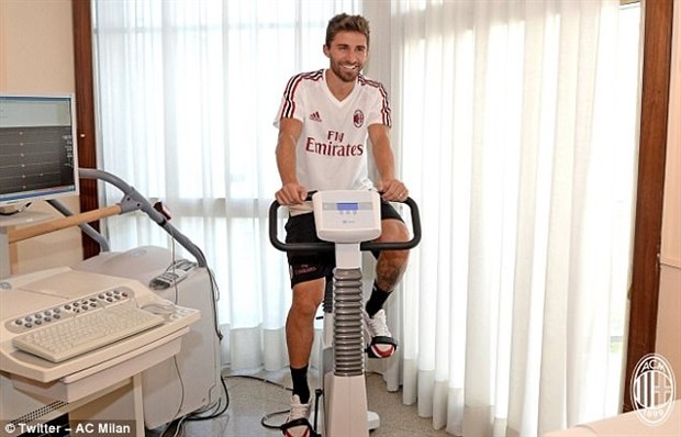 'Bom xịt' Borini tươi rói khi được AC Milan cứu giúp - Bóng Đá