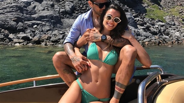 Alves và bạn gái lại 'tình giữa biển tình' - Bóng Đá
