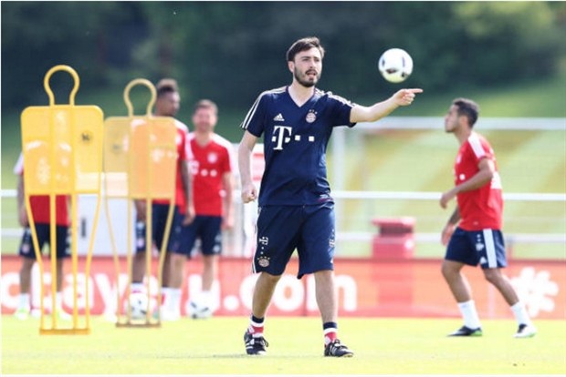 Trước trận đấu cuối, con trai thay Ancelotti chỉ đạo Bayern tập luyện - Bóng Đá