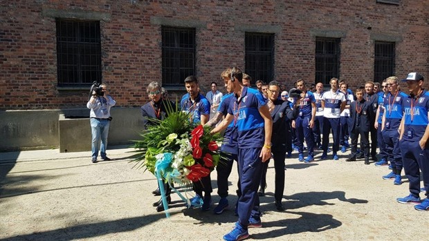 Donnarumma 'lạnh như tiền' đi bảo tàng chiến tranh - Bóng Đá