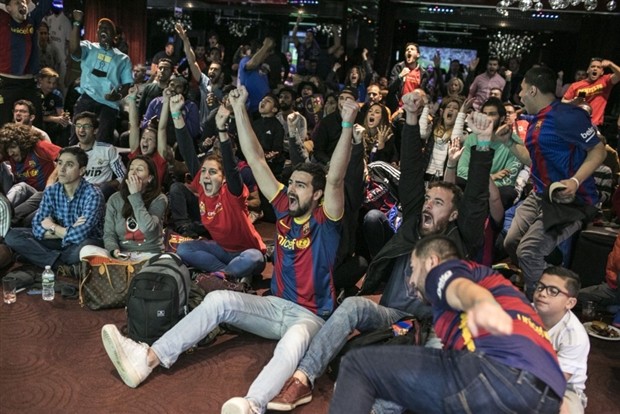 Hạ Real, fan Barcelona ăn mừng như đã vô địch - Bóng Đá