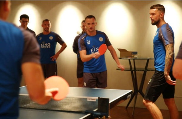 Sao Leicester chơi 'lầy' trên bàn bóng bàn - Bóng Đá