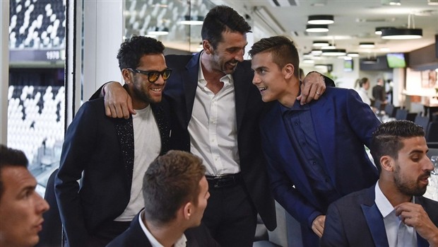 Buffon nói không ngừng trong tiệc ăn mừng cú đúp của Juventus - Bóng Đá