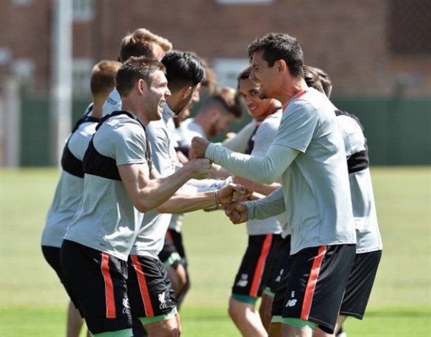 Dàn sao Liverpool khoái chí khi vừa nắm tay, vừa tập luyện  - Bóng Đá
