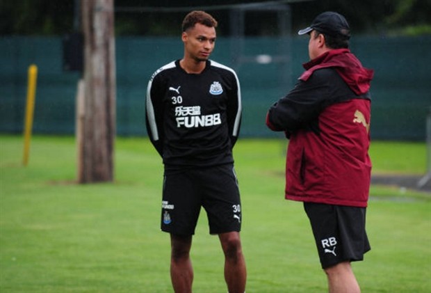 Dọa rời Newcastle, nhưng Benitez vẫn đầy tâm huyết trên sân tập  - Bóng Đá