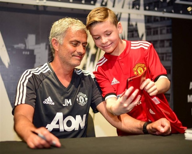Mourinho tiều tụy trong ngày trở lại Manchester  - Bóng Đá
