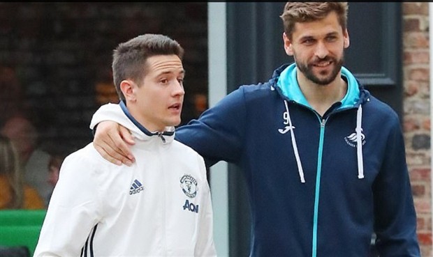 Herrera đầy thân thiết với kẻ thù ngay sau trận hòa của Man Utd - Bóng Đá