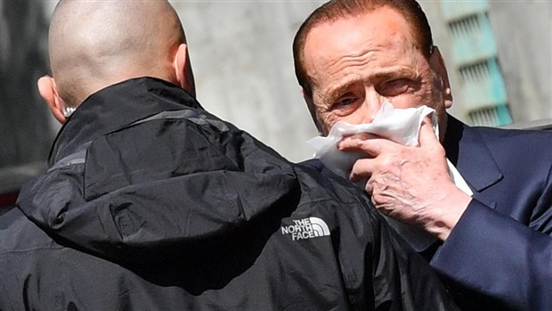 Cựu chủ tịch Berlusconi té dập mặt, không dám tiếp phóng viên - Bóng Đá