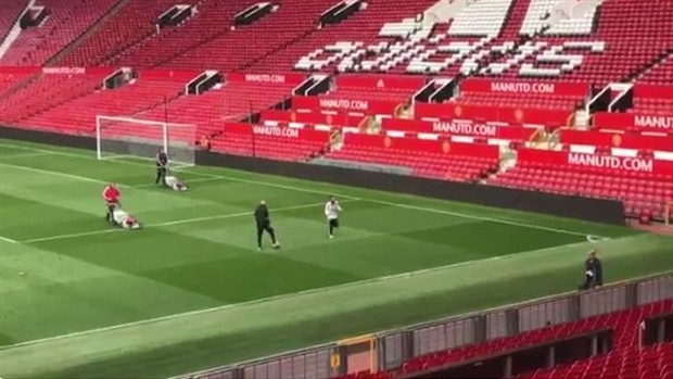 Đồng đội về hết, Mata vẫn âm thầm ở lại Old Trafford tập luyện - Bóng Đá