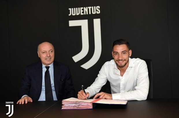Vừa xong hợp đồng, De Sciglio đã tức tốc bay sang Mỹ hội quân Juventus - Bóng Đá