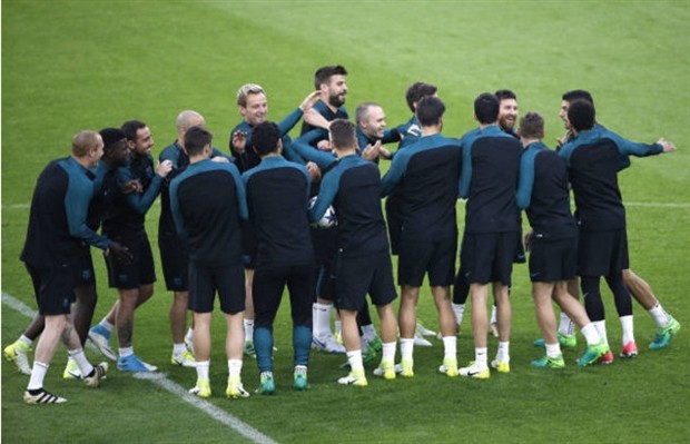 De Sciglio bị vây kín ngay khi vừa tới Turin - Bóng Đá