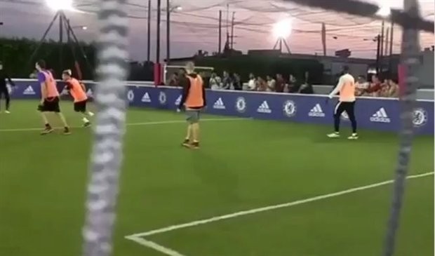 Sợ hiểu lầm, Lukaku vừa đá vừa che logo Chelsea - Bóng Đá