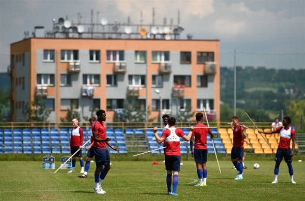 U21 Anh múa gậy lấy tinh thần trước ngày gặp Đức - Bóng Đá