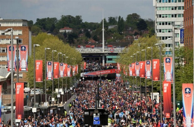 Rừng người ồ ạt đổ về Wembley chờ đại chiến giữa Arsenal và Man City - Bóng Đá