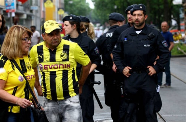 Cảnh sát căng thẳng chờ Dortmund 'khoe' cúp - Bóng Đá