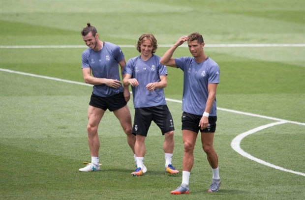 Muller, Ribery phấn khích khi ký tặng hoài không hết  - Bóng Đá