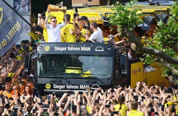 Mặc chấn thương, Reus vẫn tưng bừng đón cúp cùng Dortmund - Bóng Đá