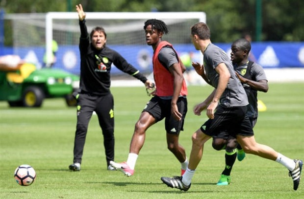 Terry cân cả Luiz lẫn Kante trên sân tập - Bóng Đá