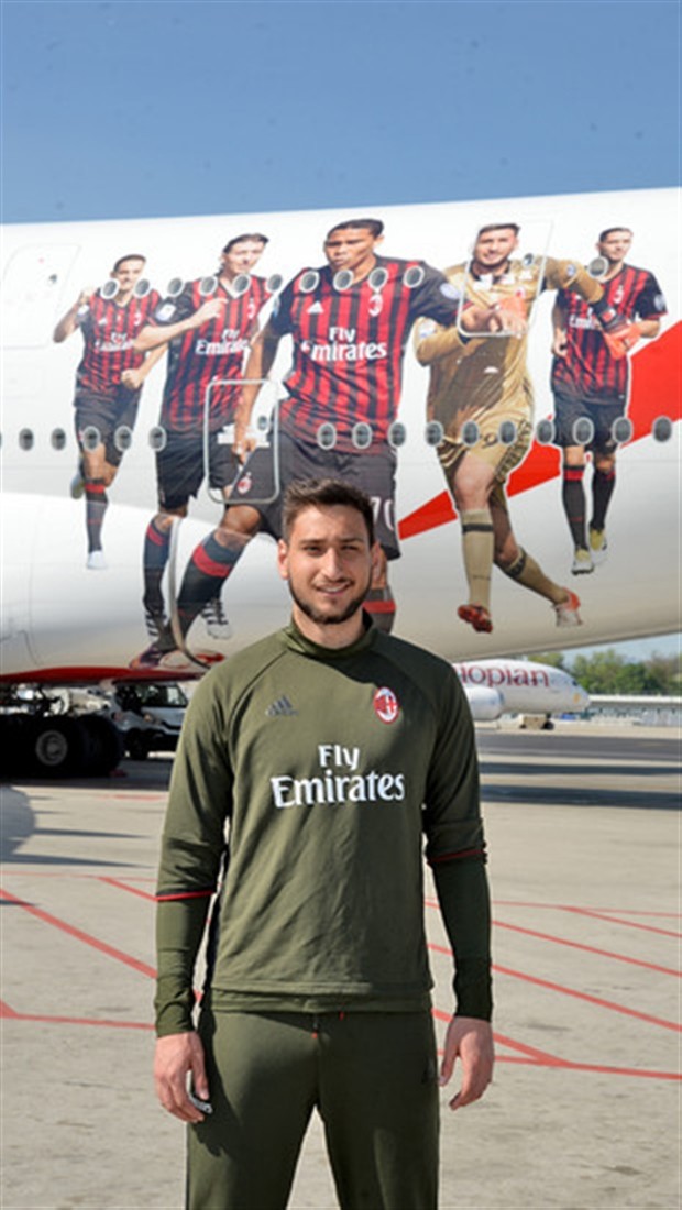 Donnarumma 'cứng đơ' bên chuyên cơ mới của AC Milan - Bóng Đá