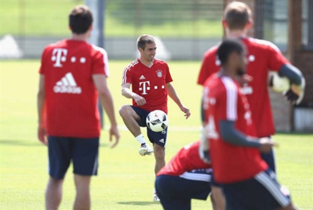 Trước trận đấu cuối, con trai thay Ancelotti chỉ đạo Bayern tập luyện - Bóng Đá