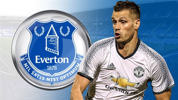 Cựu sao Man Utd té sấp mặt trong tuần mật - Bóng Đá