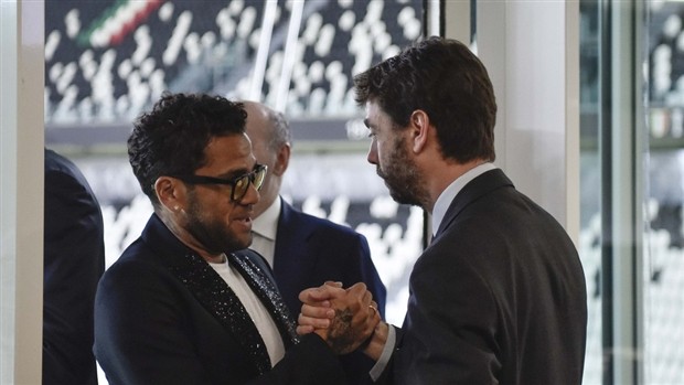 Buffon nói không ngừng trong tiệc ăn mừng cú đúp của Juventus - Bóng Đá