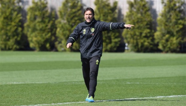 Hết dự khán, Ranieri lại tới tận sân tập để chào hỏi Conte - Bóng Đá