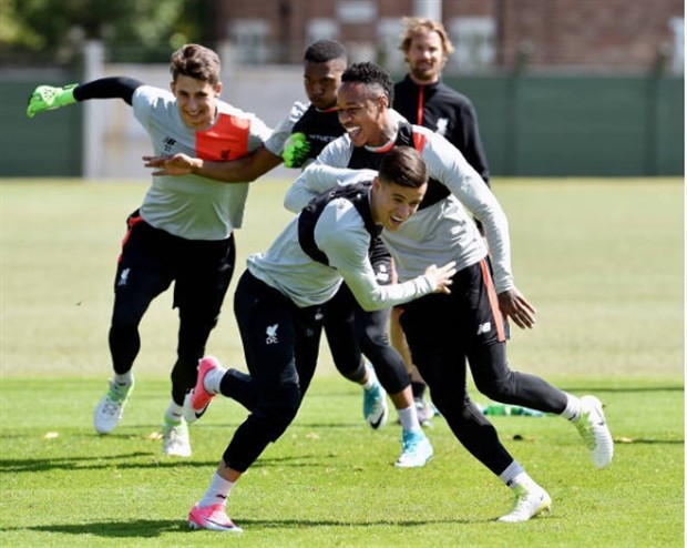 Dàn sao Liverpool khoái chí khi vừa nắm tay, vừa tập luyện  - Bóng Đá