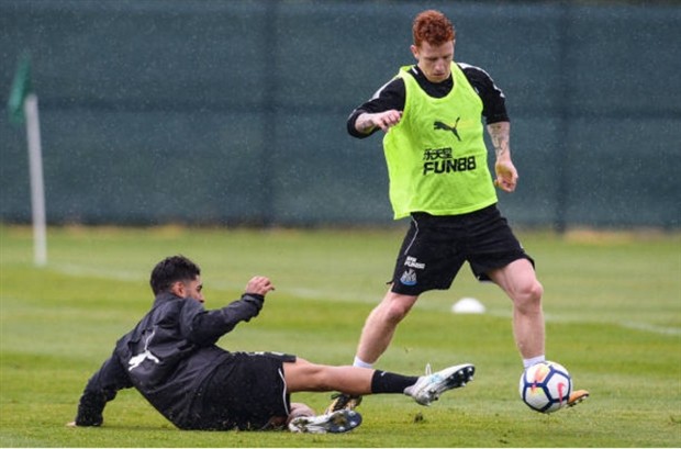 Dọa rời Newcastle, nhưng Benitez vẫn đầy tâm huyết trên sân tập  - Bóng Đá
