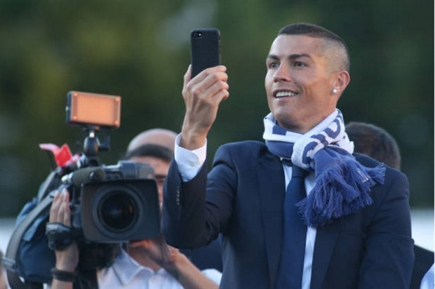 Trước húi cua, Ronaldo từng gây dấu ấn với kiểu tóc nào? - Bóng Đá