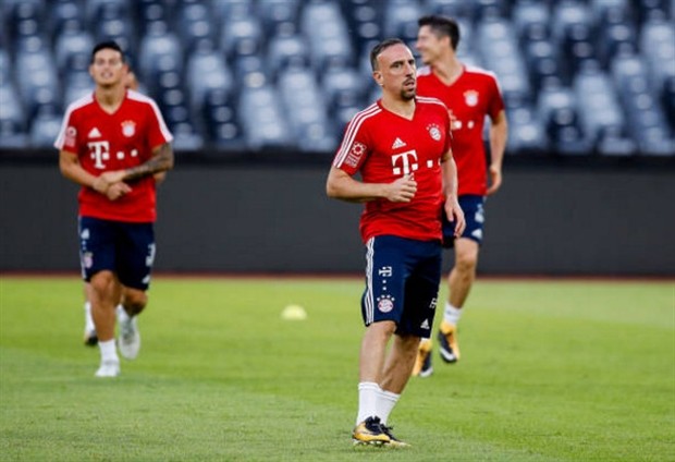 James tiếp tục quan sát trận đấu của Bayern từ ghế dự bị - Bóng Đá