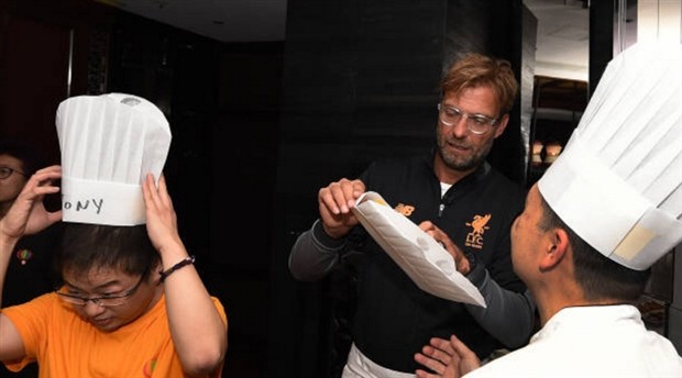 Ngay trước giờ đấu, Klopp trốn Liverpool đi làm đầu bếp - Bóng Đá