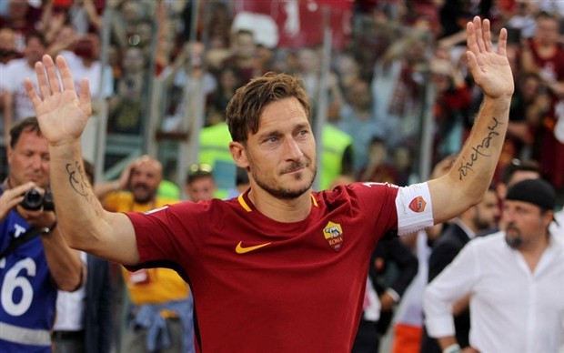 Chia tay Roma, Totti thoải mái đi chèo thuyền lướt sóng - Bóng Đá