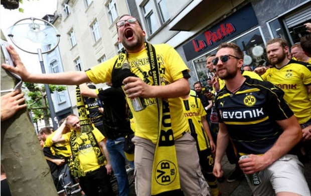 Cảnh sát căng thẳng chờ Dortmund 'khoe' cúp - Bóng Đá